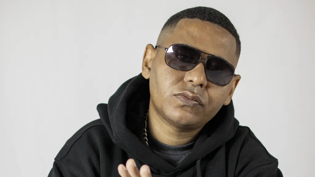 Adriel Bicho Solto apresenta faixa a faixa o álbum “O Peão Virou Rei” e a construção do Olodrill