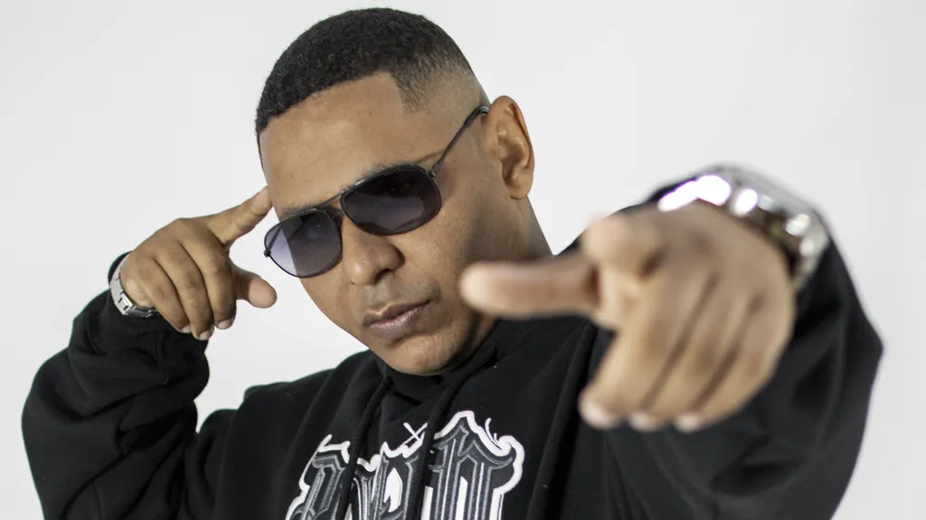 Adriel Bicho Solto transforma resistência e ancestralidade em Olodrill no álbum “O Peão Virou Rei”