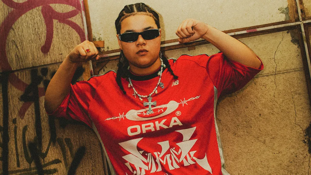 Stelly lança clipe de “Caminhoneira” e leva estética do trap para prédio histórico de São Paulo