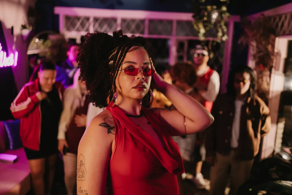 Karolli MC lança o clipe de “B.A.N.D.I.D.A”, destacando a importância do cabelo para mulheres negras