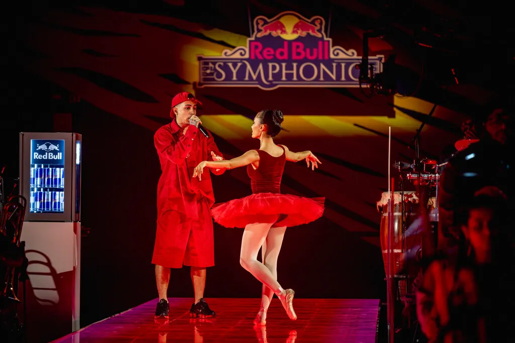 <em>MC Hariel</em> faz história ao transformar teatro em <em>baile funk</em> com show inédito do <em>Red Bull Symphonic</em>
