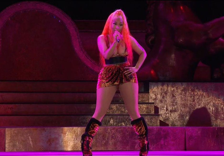 Nicki Minaj mostra seios em show