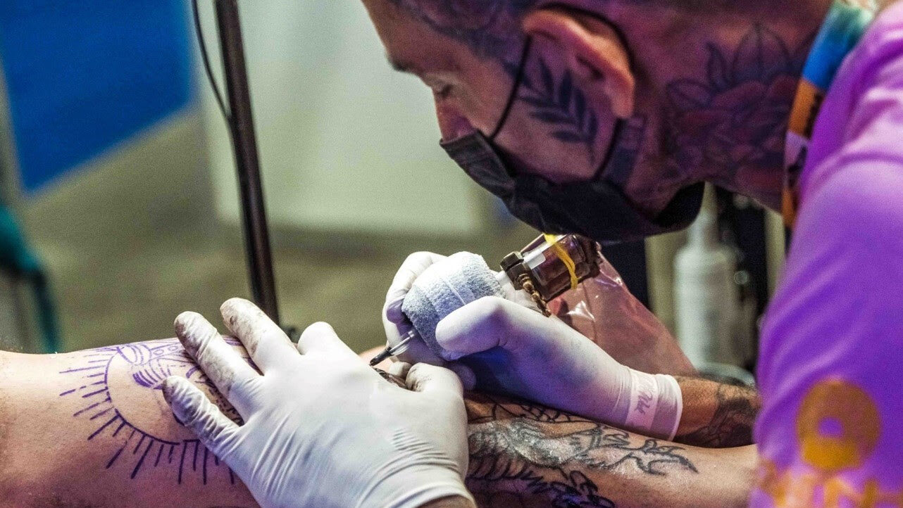 12ª Tattoo Week chega ao Rio e oferece cursos gratuitos de tatuagem e piercing para jovens de favelas