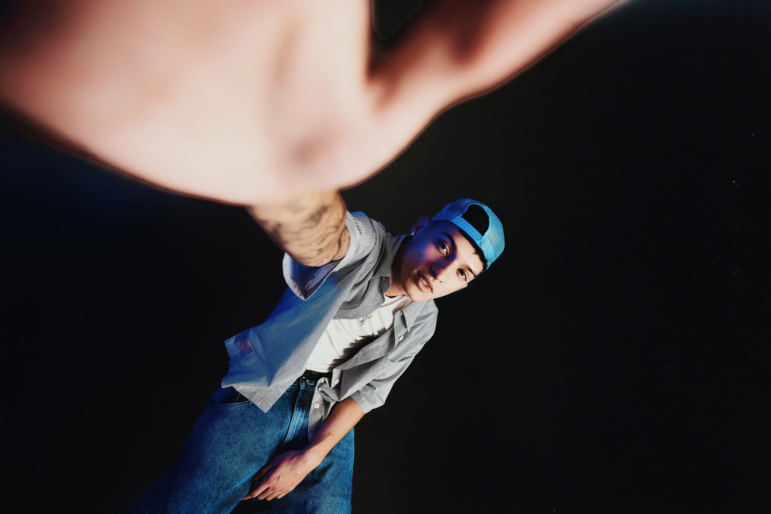 Rapper Fontes estreia “DMs & Menções”, projeto inspirado no universo digital dos relacionamentos