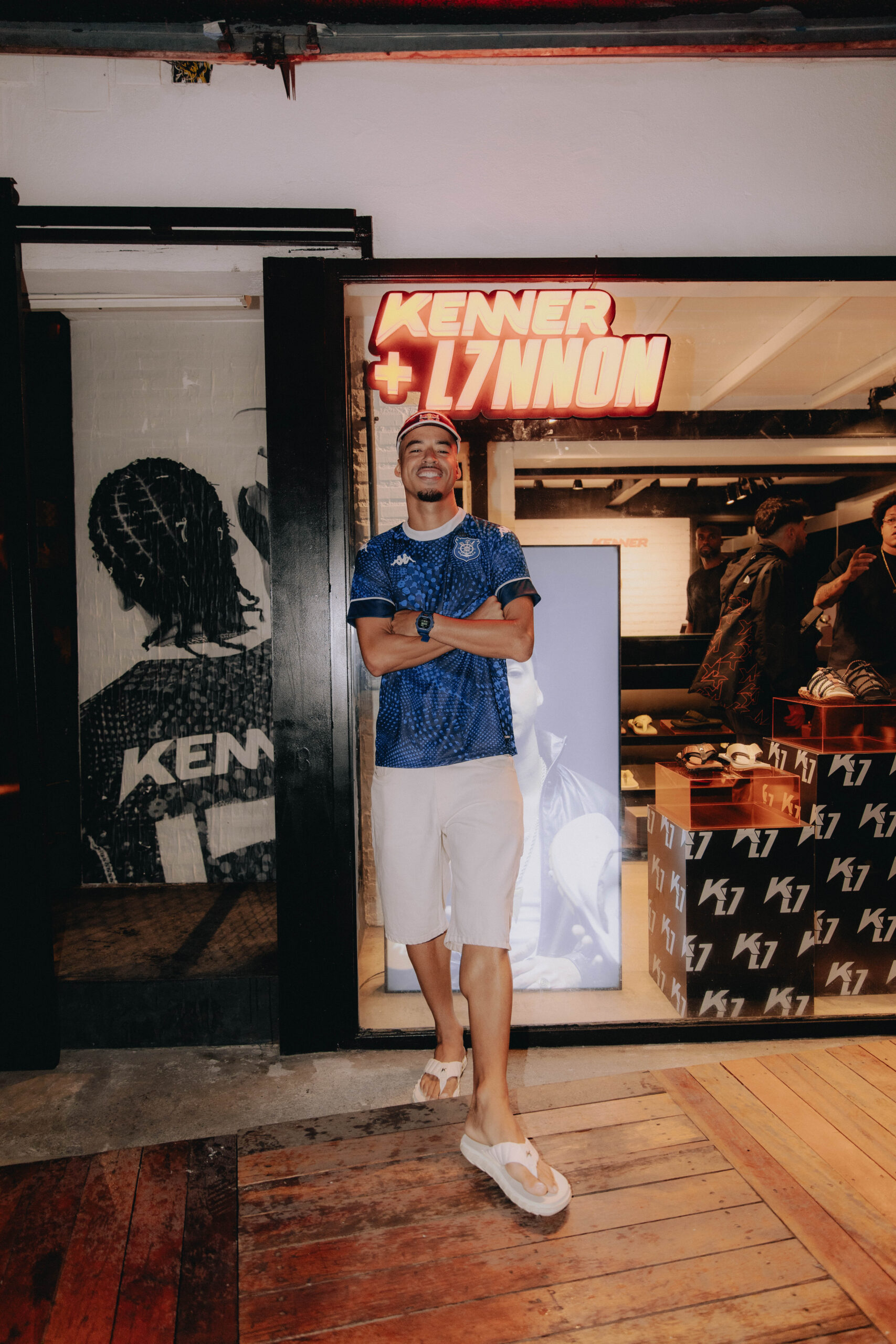 Kenner e L7nonn lançam sétima coleção de sandálias e inauguram uma pop – up Store