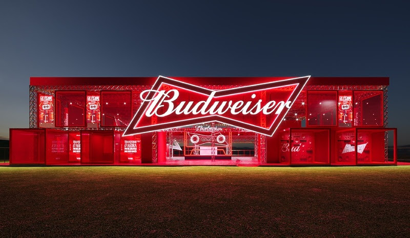 Com mixtape gravada na hora e fitas K7, Budweiser transforma nostalgia em experiência no Lollapalooza Brasil 2026